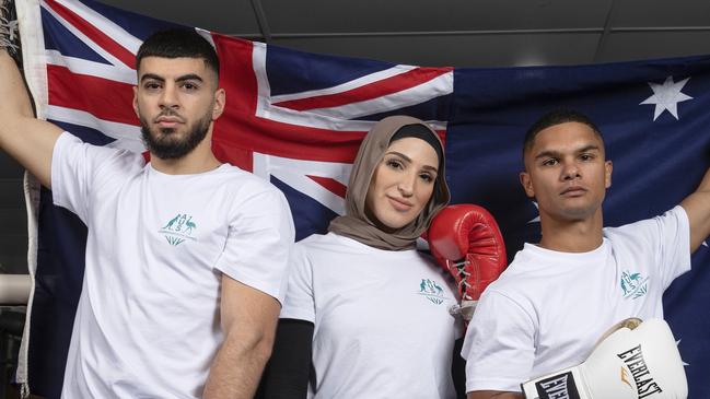 SYDNEY, AUSTRALIA - APRIL 26: Taha Ahmad, Tina Rahimi and Alex Winwood pose with the Australian flag during the Australian 2022 Commonwealth Games Boxing Team Announcement at Brotherhood Boxn Gym on April 26, 2022 in Sydney, Australia. (Photo by Mark Kolbe/Getty Images)