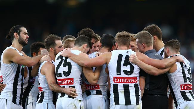 PERTH, AUSTRALIA – JUNE 04: Magpies head coach Nathan Buckley addresses his players in a huddle before they take to the field for the fourth quarter during the round 11 AFL match between the Fremantle Dockers and the Collingwood Magpies at Domain Stadium on June 4, 2017 in Perth, Australia. (Photo by Paul Kane/Getty Images)