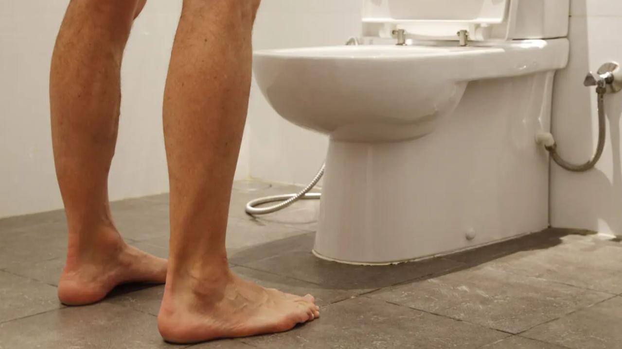 Ürolog, erkeklerin oturarak işemesi gerektiğini ortaya koyuyor, ayakta durmanın mesane sağlığı için kötü olduğunu iddia ediyor