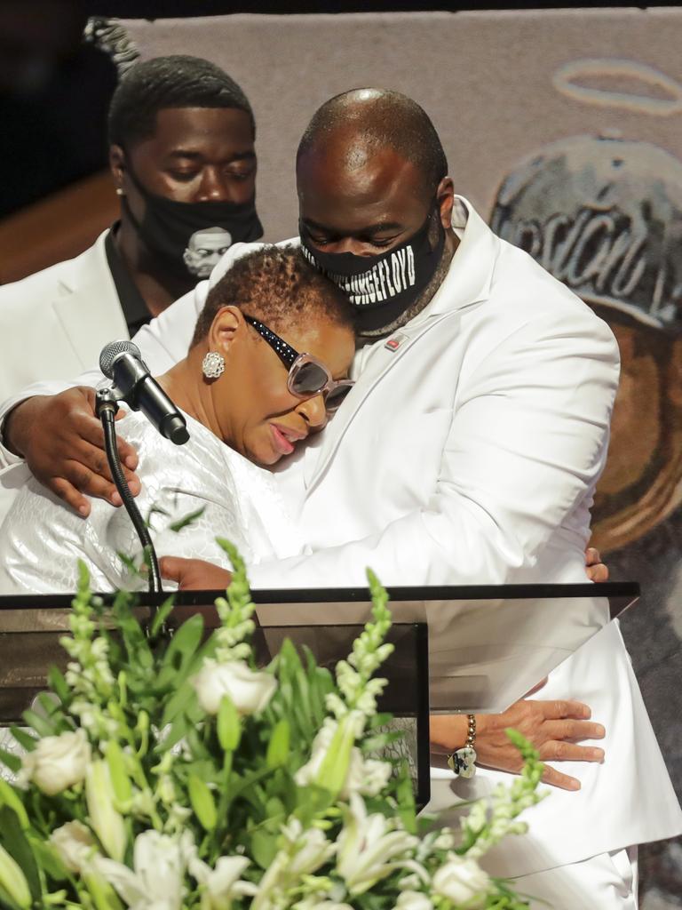 Rodney Floyd hugs his aunt. Picture: Godofredo A.Vasquez/Houston Chronicle via AP Pool)
