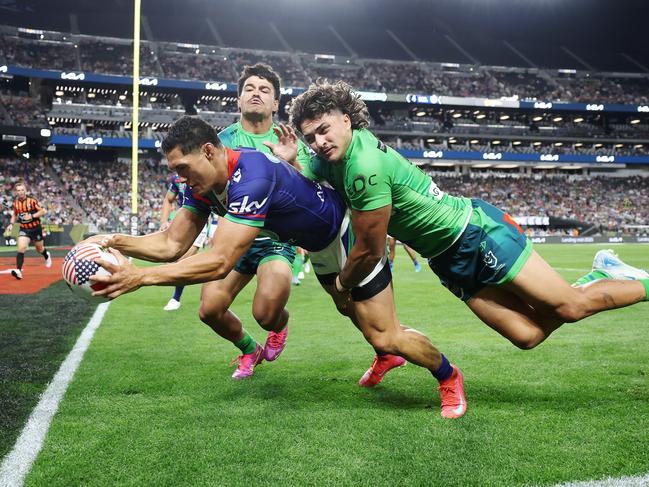 LAS VEGAS, NEVADA - MARCH 01: Roger Tuivasa-Sheck of the Warriors scores a try during the round one NRL match between the Canberra Raiders and the New Zealand Warriors at Allegiant Stadium on March 01, 2025, in Las Vegas, Nevada. (Photo by Ezra Shaw/Getty Images) ***BESTPIX***