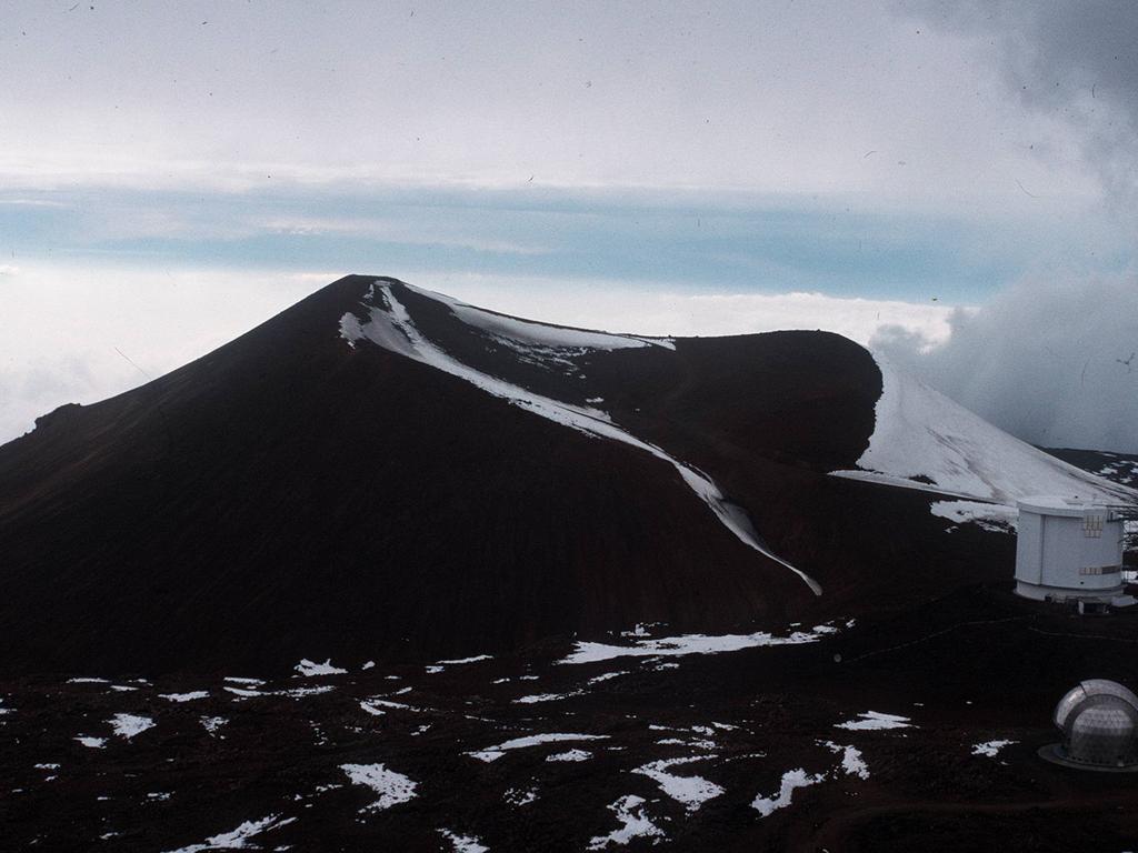The paradox of Hawaii, the peak of Mauna Loa is often cloaked in snow!   March 96  Undated photo /Travel /Hawaii