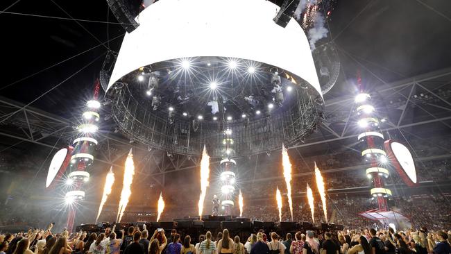 Ed Sheeran in the centre of Suncorp Stadium, atop a turntable. Picture: Josh Woning