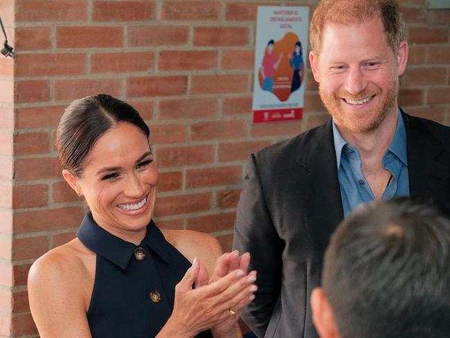 Handout picture released by Colombia's Vice-Presidency showing Britain's Prince Harry (R), Duke of Sussex, next to his wife Meghan (C) and Colombian Vice-President Francia Marquez, talking with a student of the Popular Cultural School in Bogota on August 15, 2024. Prince Harry and his wife, American actress Meghan Markle, arrived in Colombia at the invitation of Marquez, with whom they will attend various meetings with women and young people to reject discrimination and cyberbullying. (Photo by Andres CASTILLA / Colombian Vice-Presidency / AFP) / RESTRICTED TO EDITORIAL USE - MANDATORY CREDIT 'AFP PHOTO /  COLOMBIA'S VICE PRESIDENCY PRESS OFFICE' - NO MARKETING - NO ADVERTISING CAMPAIGNS - DISTRIBUTED AS A SERVICE TO CLIENTS