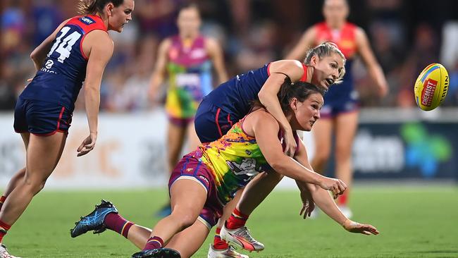 Koenen fires out a handpass during last week’s win over Melbourne. Picture: Albert Perez/Getty Images