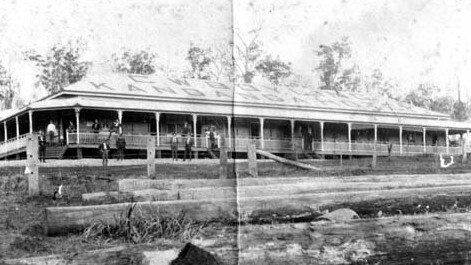 The Kandanga Hotel soon after construction in 1915.