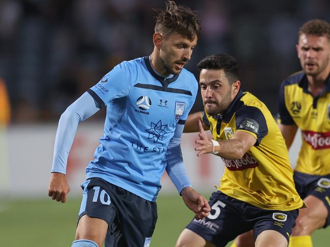 GOSFORD, AUSTRALIA - APRIL 24: Milos Ninkovic of Sydney FC contests the ball against Stefan Nigro of the Mariners during the A-League match between the Central Coast Mariners and Sydney FC at Central Coast Stadium, on April 24, 2021, in Gosford, Australia. (Photo by Ashley Feder/Getty Images)