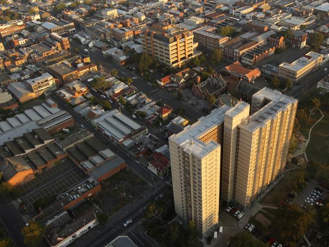 n42wg999 Sailing the sky with Global Ballooning - Wellington Street public housing, Collingwood. Hot air ballooning is a popular activity with daily flights providing passengers dramatic aerial views of the city and its surrounds.