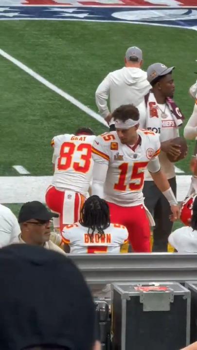 Patrick Mahomes snubs teammate in bizarre footage