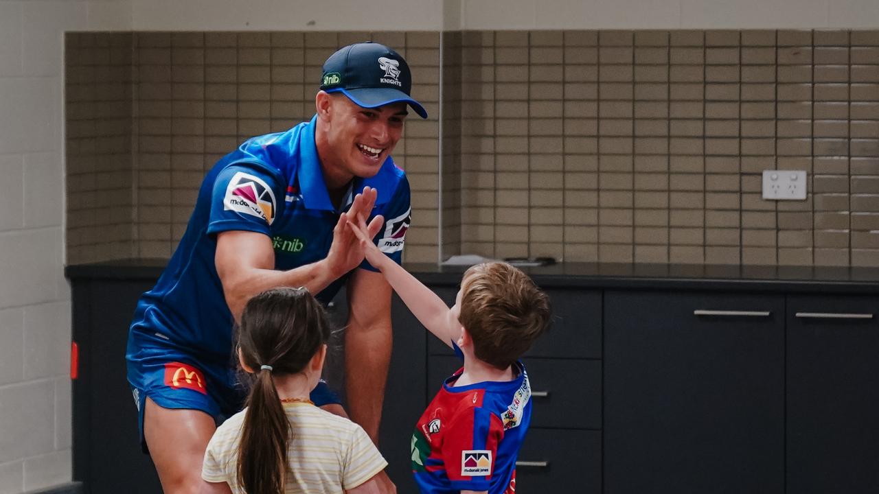 David Armstrong with young Newcastle Knights fans. Picture: Knights Media.