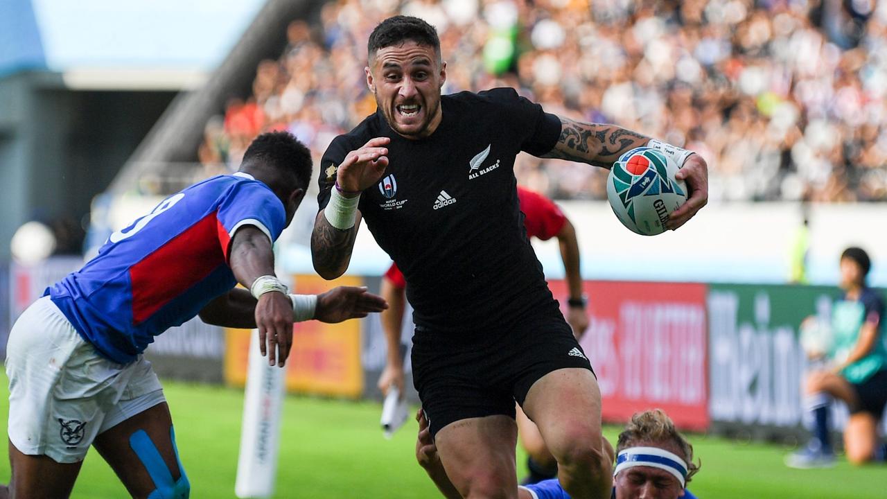 New Zealand's scrum-half TJ Perenara is being chased by the Roosters.