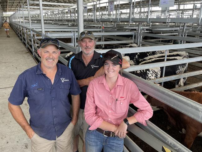 Brothers Chris and Scott McKay sold three pens of Shorthorn and Angus cross heifers to a top of $1400 or 378c/kg. They are pictured with niece and Elders agent Shanae Hepworth at the Ballarat female sale.