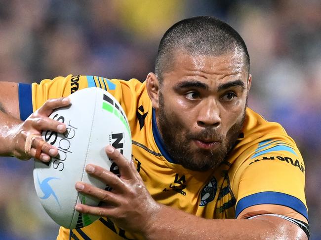 TOWNSVILLE, AUSTRALIA - SEPTEMBER 23: Isaiah Papali'i of the Eels makes a break during the NRL Preliminary Final match between the North Queensland Cowboys and the Parramatta Eels at Queensland Country Bank Stadium on September 23, 2022 in Townsville, Australia. (Photo by Bradley Kanaris/Getty Images)