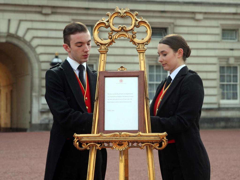 Footmen Stephen Kelly and Sarah Thompson set up an official notice to announce the birth of Baby Sussex. Picture: Yui Mok/AFP