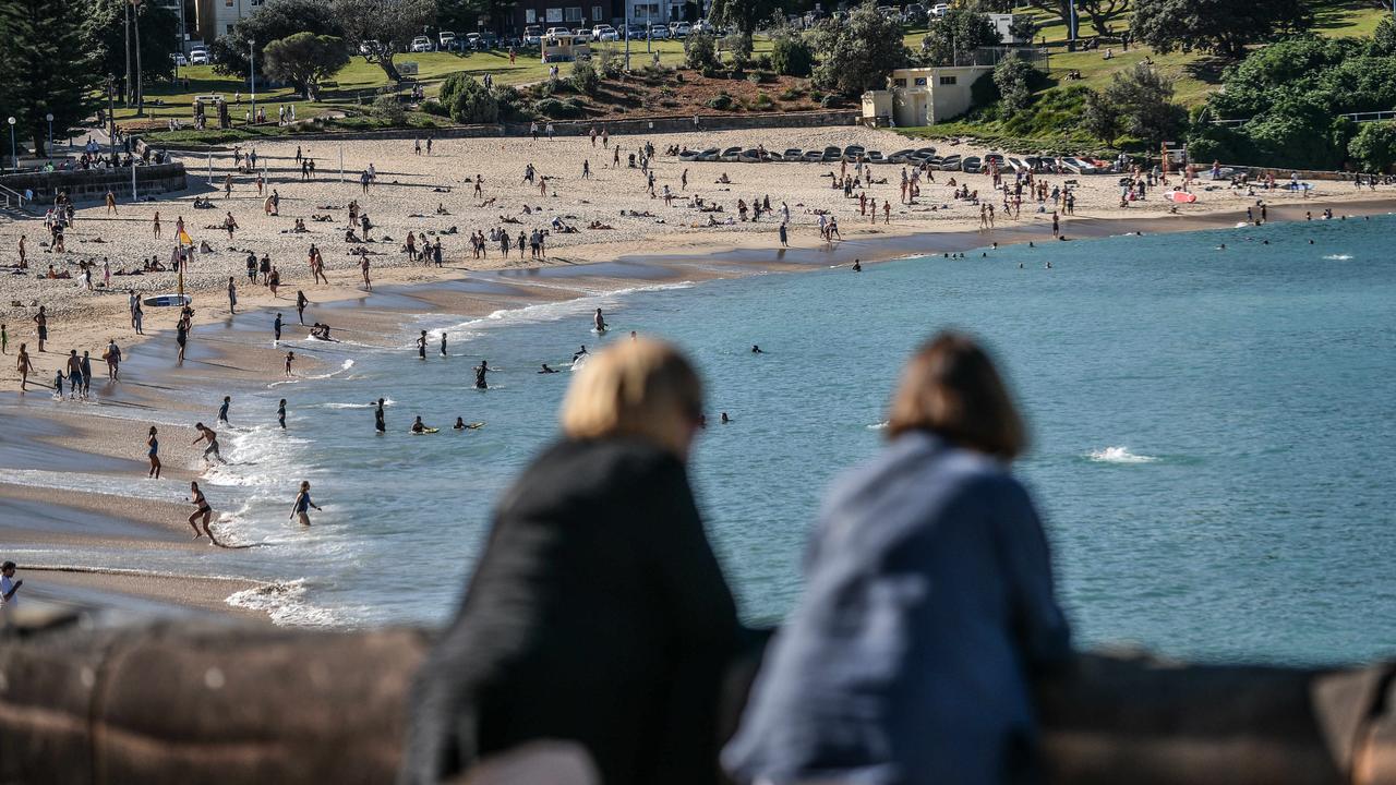 What’s the harm in a cheeky mask less meet up with a mate, many of us may think? Picture: NCA NewsWire/Flavio Brancaleone