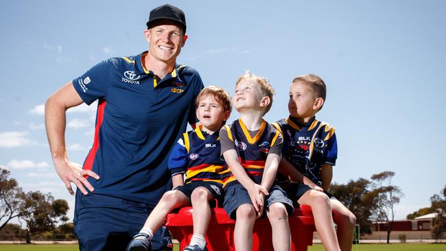 Adelaide Crows ruckman Sam Jacobs with Reception and Year 1 students Aiden Hicks, Benji Williams and Kobe Brind at the Ardrossan Area School. Picture Matt Turner