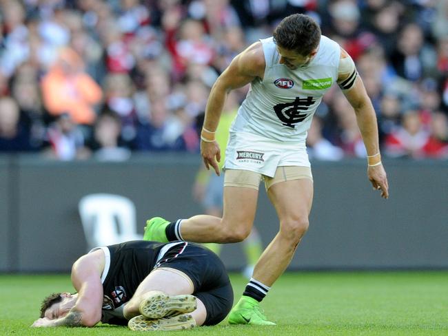 Marc Murphy returns serve to Jake Carlisle. Picture: AAP