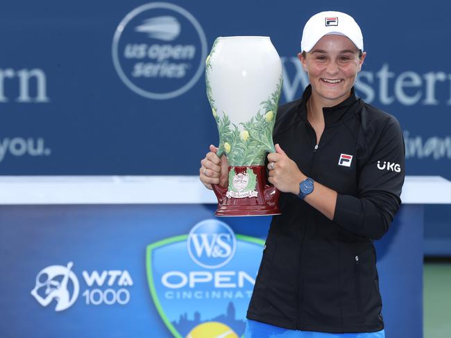 MASON, OHIO - AUGUST 22: Ashleigh Barty of Australia holds the championship trophy after defeating Jil Teichmann of Switzerland during the women's singles finals of the Western & Southern Open at Lindner Family Tennis Center on August 22, 2021 in Mason, Ohio.   Matthew Stockman/Getty Images/AFP == FOR NEWSPAPERS, INTERNET, TELCOS & TELEVISION USE ONLY ==