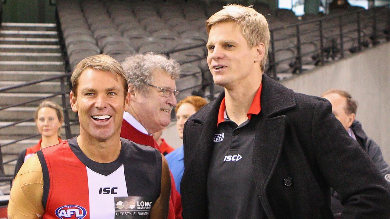 Shane Warne talks with Nick Riewoldt. (Photo by Scott Barbour/Getty Images)