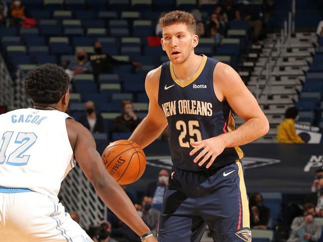 NEW ORLEANS, LA - MARCH 23: Will Magnay #25 of the New Orleans Pelicans dribbles the ball against the Los Angeles Lakers on March 23, 2021 at the Smoothie King Center in New Orleans, Louisiana. NOTE TO USER: User expressly acknowledges and agrees that, by downloading and or using this Photograph, user is consenting to the terms and conditions of the Getty Images License Agreement. Mandatory Copyright Notice: Copyright 2021 NBAE (Photo by Jonathan Bachman/NBAE via Getty Images)