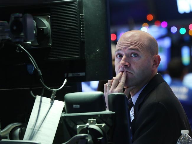 NEW YORK, NY - DECEMBER 16: Traders work on the floor of the New York Stock Exchange (NYSE) following an announcement that the Federal Reserve will raise interest rates for the first time in nearly a decade on December 16, 2015 in New York, United States. The Fed approved a quarter-point increase in its target funds rate. The new target will go from 0 percent to 0.25 percent. Spencer Platt/Getty Images/AFP == FOR NEWSPAPERS, INTERNET, TELCOS & TELEVISION USE ONLY ==