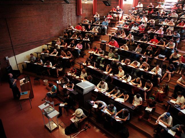 Students sitting on floor of aisle in overcrowded lecture class room at Sydney University 27 Mar 2000. overcrowding