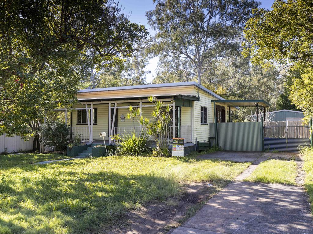 An abandoned / unoccupied, flood damaged house on Bale Street, Rocklea. Many houses in Rocklea have been unoccupied since the floods in February, with some even unoccupied since the 2011 flood. Picture : Matthew Poon.