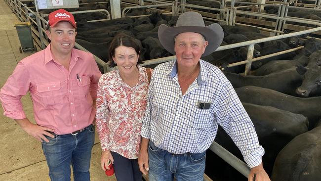 Brett Shea from Elders, with Jan Griffiths and Dennis Heywood, Everton, who was selling 780 Angus weaners at the Wangaratta weaner sale.