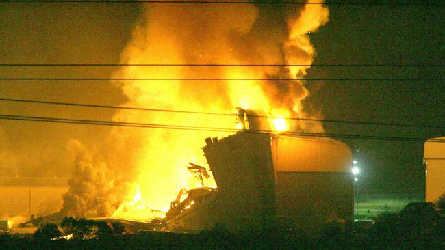 JUNE 26, 2004: Movie World sound stage 8 caught fire where the movie 'House of Wax' was being filmed. The damage is estimated to be around 5 million dollars. PicMike/Batterham - fire warner brothers building flames