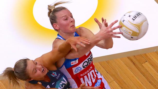 Liz Watson (left) from the Melbourne Vixens competes for the ball with Sophie Craig, nee Halpin, last season.