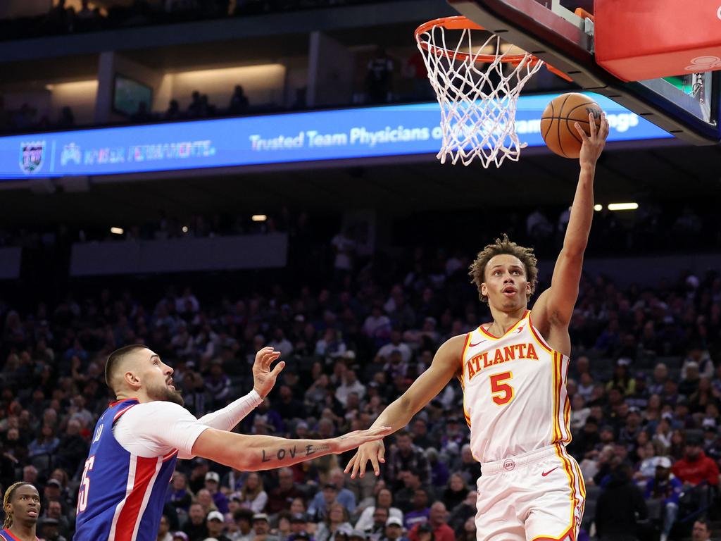 Daniels goes up for a shot on Alex Len, #25 of the Sacramento Kings, on his way to the game-winning pilfer on De’Aaron Fox. Picture: Ezra Shaw/Getty Images/AFP