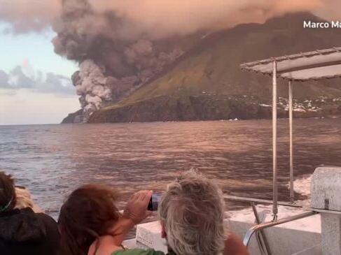 Group takes boat to watch Stromboli eruption in Italy