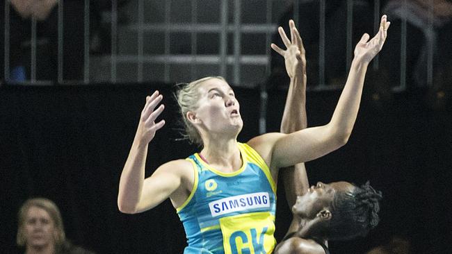 Courtney Bruce playing Fast5 netball against Jamaican Anna Kay Griffiths.