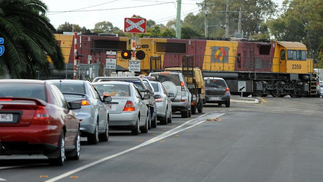 A train at the rail crossing on Kianawah Rd, Lindum