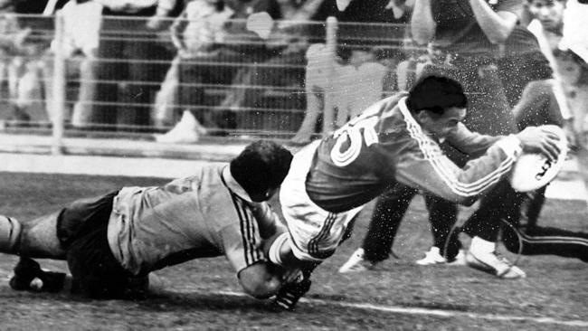 France’s Serge Blanco dives over to break Australian hearts in the semi-final.