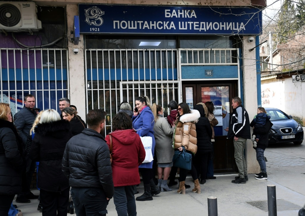 Kosovo’s Serbs Hit By Lines, Limited Withdrawals After Currency Ban ...