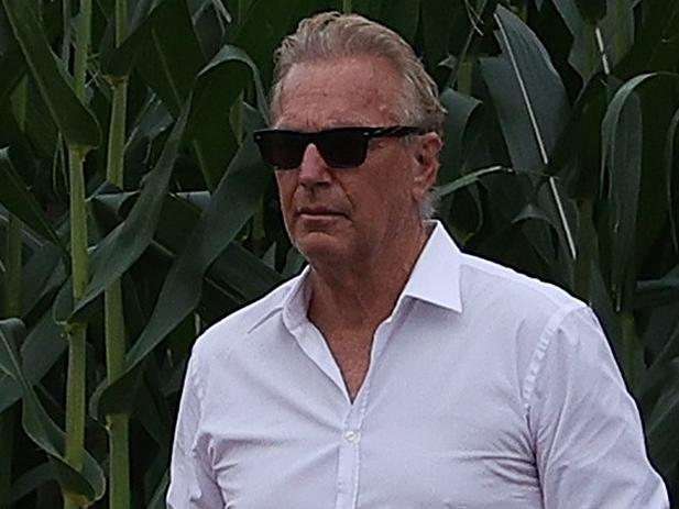 DYERSVILLE, IOWA - AUGUST 12: Actor Kevin Costner walks onto the field prior to a game between the Chicago White Sox and the New York Yankees at the Field of Dreams on August 12, 2021 in Dyersville, Iowa.   Stacy Revere/Getty Images/AFP == FOR NEWSPAPERS, INTERNET, TELCOS & TELEVISION USE ONLY ==