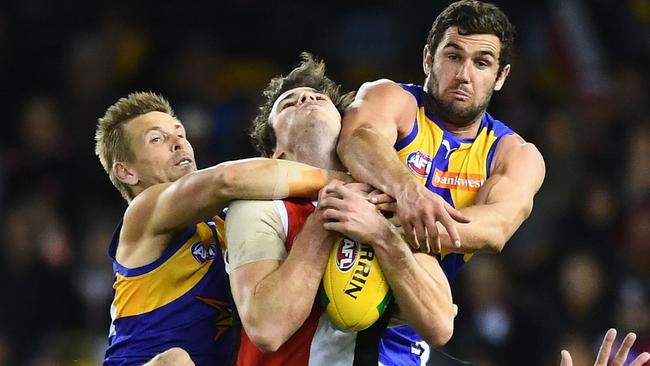 Dylan Roberton marks in front of Mark LeCras and Jack Darling. Picture: Getty Images