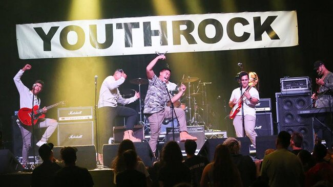 320 cut loose and win the Youthrock contest.