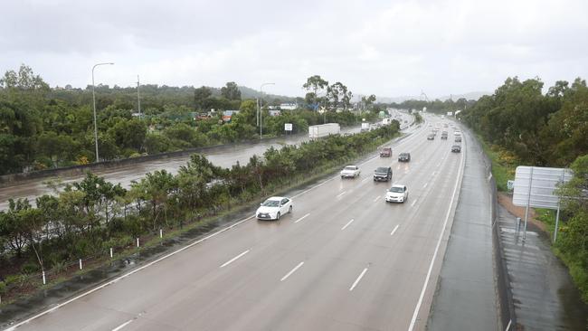 Traffic flowing freely at M1 Oxenford. Photo by Richard Gosling