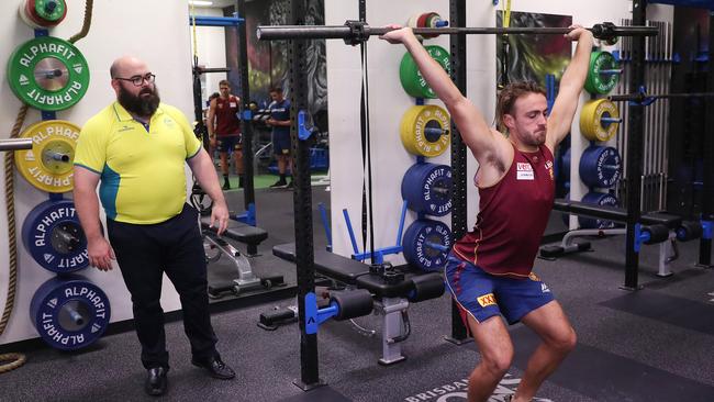 Damon Kelly coaches Brisbane Lion Rhys Mathieson. Picture: Peter Wallis