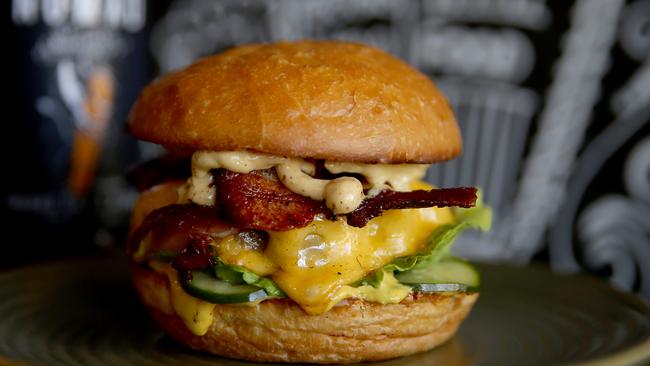 Smalltown burger with bacon, smalltown sauce, pickled gherkins, double cheese, onions and lettuce. Photo Martin Lange: