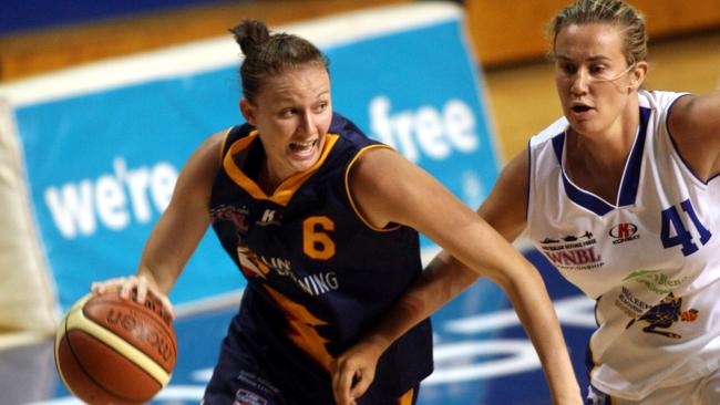 Lauren King takes on Anna Crosswhite during an Adelaide Lightning v Bulleen WNBL match in 2008. PhotoL File