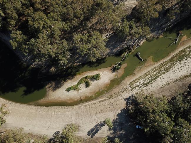 Diminishing water levels on the Darling River below weir 32 near Menindee, Wednesday, February 13, 2019. The Darling River and the Menindee Lakes are under pressure from low water flow as a result of the continuing drought affecting more than 98% of New South Wales. (AAP Image/Dean Lewins) NO ARCHIVING