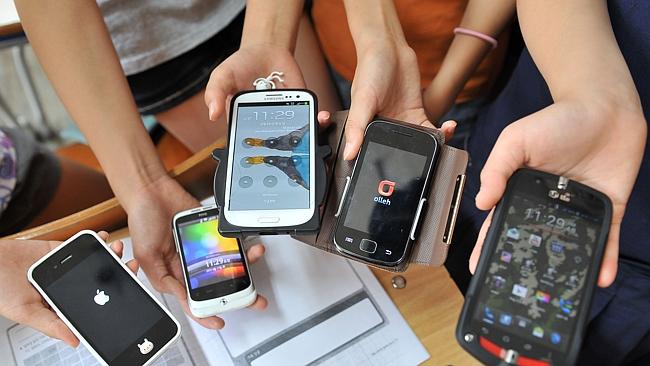  South Korean children displaying their smartphones in Seongnam, south of Seoul.