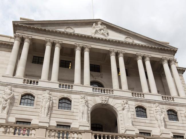 A bus passes the Bank of England in central London on August 3, 2016. The Bank of England is expected to slash interest rates to a record-low 0.25 percent this week and could pump more stimulus into the economy as it battles the fallout from Britain's vote to leave the EU, economists say. / AFP PHOTO / JUSTIN TALLIS