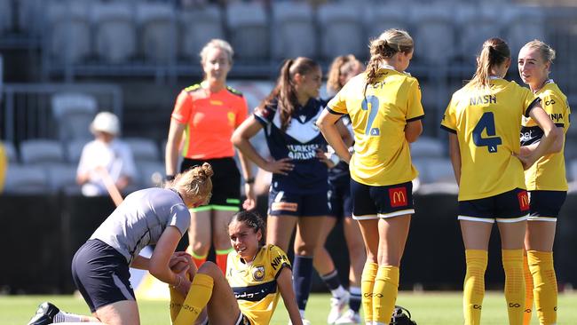 SYDNEY, AUSTRALIA - NOVEMBER 23: Isabel Gomez of the Mariners gets medical attention during the round four A-League Women's match between Central Coast Mariners and Melbourne Victory at Netstrata Jubilee Stadium, on November 23, 2024, in Sydney, Australia. (Photo by Brendon Thorne/Getty Images)