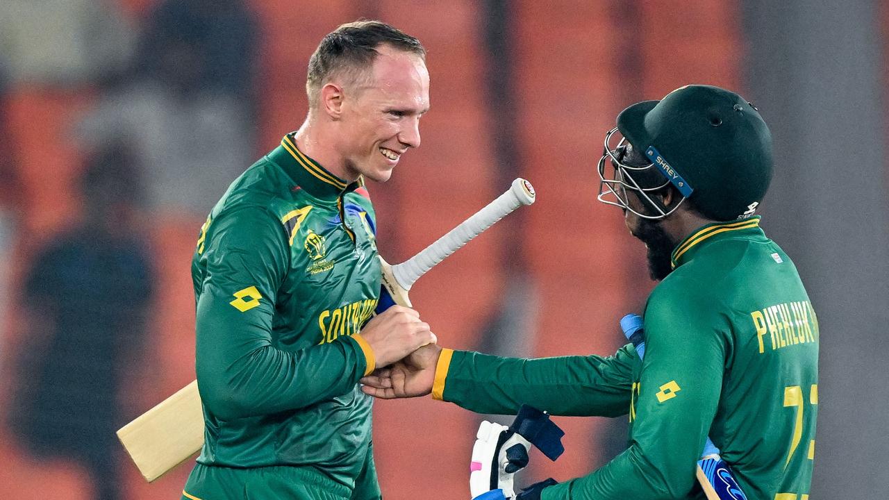 South Africa's Rassie van der Dussen and Andile Phehlukwayo. Photo by Sajjad HUSSAIN / AFP.