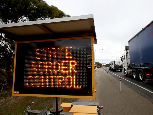 South Australian Police stopping vehicles near the SA border 5kms east of Pinnaroo, South Australia, Tuesday, March 24, 2020. (AAP Image/Kelly Barnes) South Australia has closed it borders and people must go into 14 day isolation due to the COVID-19 virus. NO ARCHIVING