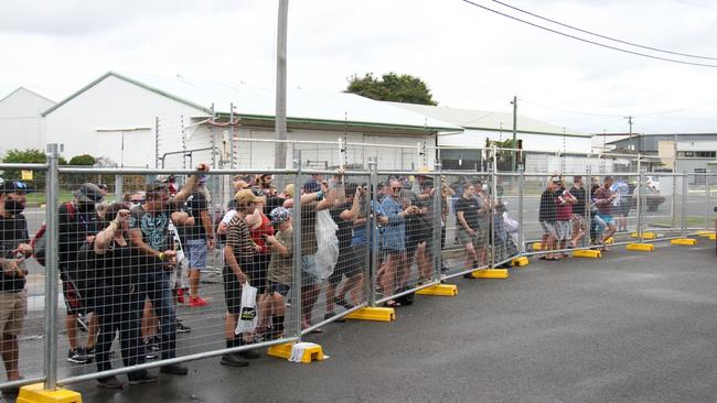 A crowd of people lined the fence outside Insane Performance for the Rockynats dyno competition. Picture: Rodney Stevens